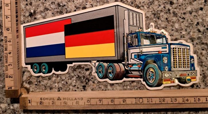 Vintage sticker Amerikaanse Vrachtauto Nederlandse vlag, Verzamelen, Stickers, Zo goed als nieuw, Ophalen of Verzenden