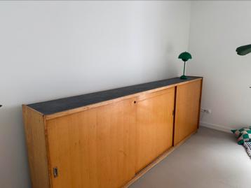 Groot dressoir / vintage schoolkast beschikbaar voor biedingen