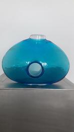 Design Vaas blauw glas met een gat in de kern van de vaas, Huis en Inrichting, Woonaccessoires | Vazen, Glas, Blauw, Zo goed als nieuw