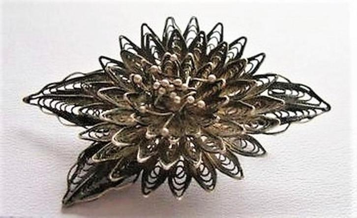 Mooie filigrain zilveren bloem broche (7295-3730), Sieraden, Tassen en Uiterlijk, Antieke sieraden, Broche, Zilver, Ophalen