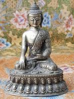Mooi zwaar oud Oosters brons beeldje van Boeddha 13,8 cm.