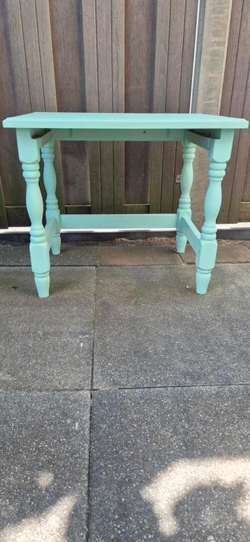 Houten tafeltje bijzettafel opknapper  beschikbaar voor biedingen