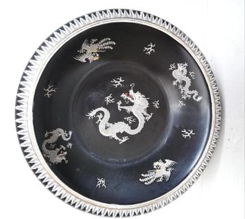 Antieke rialto schaal zwart met patroon van draken beschikbaar voor biedingen