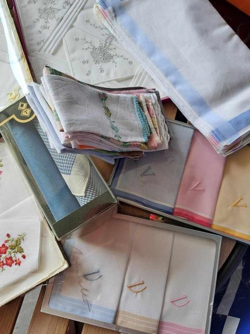 Nieuwe zakdoeken, sommige vintage, ruim 30 stuks, Kleding | Dames, Overige Dameskleding, Nieuw, Ophalen of Verzenden