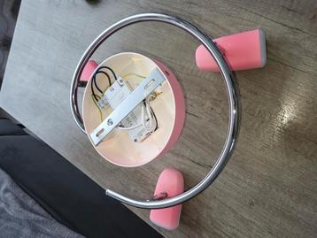 Mooie roze plafondlamp.  beschikbaar voor biedingen