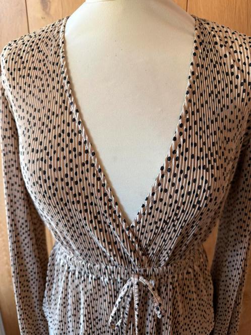 Stradivarius plissé stof top Maat S, Kleding | Dames, Blouses en Tunieken, Zo goed als nieuw, Maat 36 (S), Beige, Ophalen of Verzenden