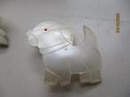 broche parelmoer van Hond 3.1 cm br. en 3 cm. hoog., Overige materialen, Gebruikt, Beige, Minder dan 4 cm