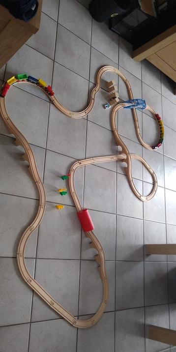 Houten treinbaan. 2 banen, kunnen samen 1 worden beschikbaar voor biedingen
