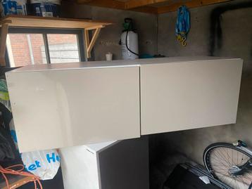 Wandkast met deuren beschikbaar voor biedingen