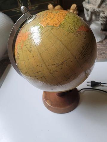Vintage Verlichte Globe beschikbaar voor biedingen