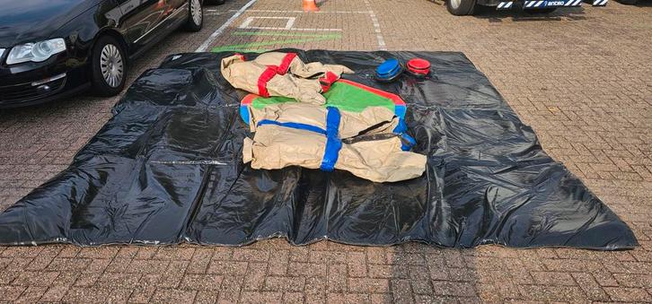 Sumo worstelen set nieuwe mat inclusie 2 gebruikte pakken, Hobby en Vrije tijd, Feestartikelen | Verhuur, Zo goed als nieuw, Carnaval