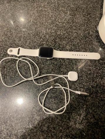 Apple watch series 6 met oplader beschikbaar voor biedingen