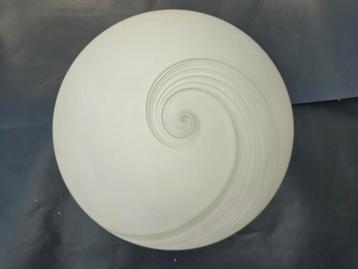 Witte plafondlamp beschikbaar voor biedingen