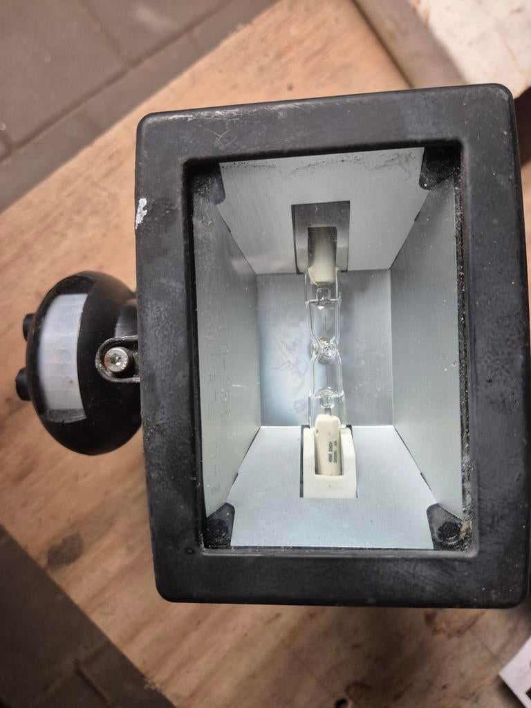 Halogeen buitenlamp met sensors, Tuin en Terras, Kunststof, Gebruikt, Wandlamp, Ophalen of Verzenden