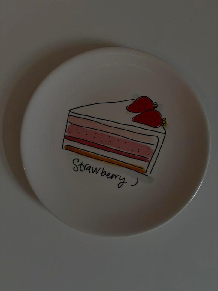 Blond Amsterdam • Taartbord Strawberry, Huis en Inrichting, Keuken | Servies, Zo goed als nieuw, Blond Amsterdam, Aardewerk, Ophalen of Verzenden