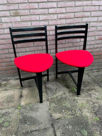 Set van twee zwart met rode retro stoelen beschikbaar voor biedingen