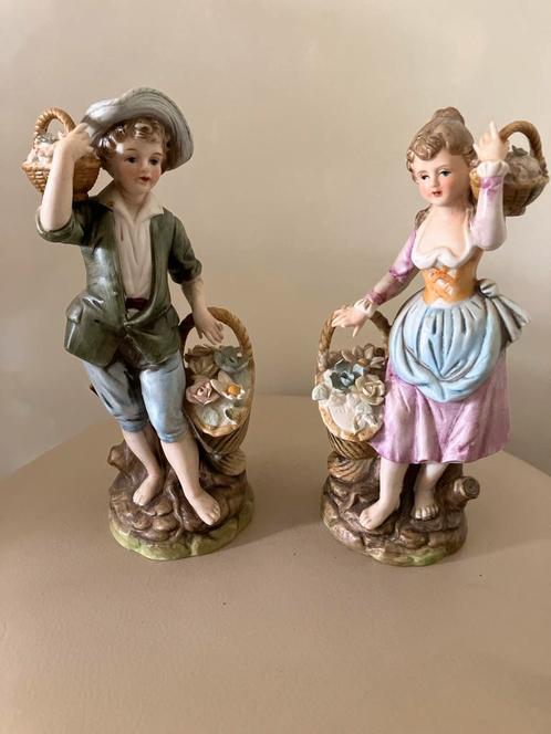 Antiek Porselein Beeldjes Jongen en Meisje met Bloemen, Antiek en Kunst, Antiek | Porselein, Ophalen of Verzenden