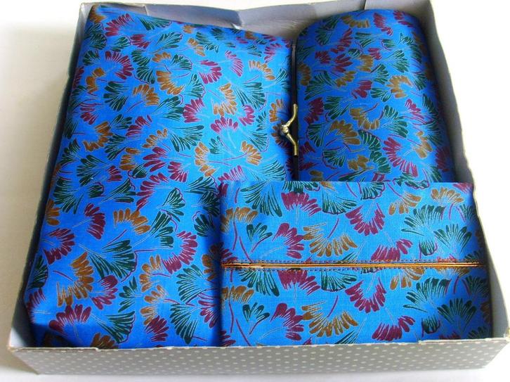 Nieuwe zijden set: make-up tasje, portemonnee en visitekaart, Sieraden, Tassen en Uiterlijk, Portemonnees, Nieuw, Ophalen of Verzenden