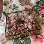 Engels brocante bloemenkransje in venster doosje, Ophalen of Verzenden