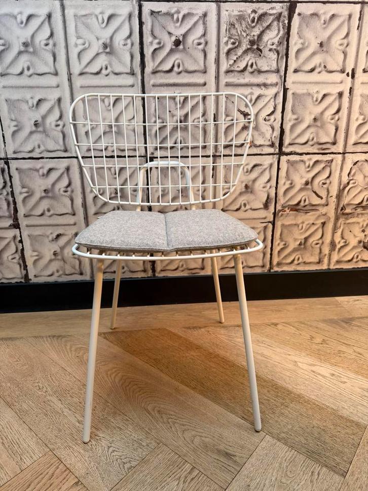 2 design stoelen Menu/ Audo Copenhagen, Huis en Inrichting, Stoelen, Zo goed als nieuw, Twee, Metaal, Wit, Ophalen