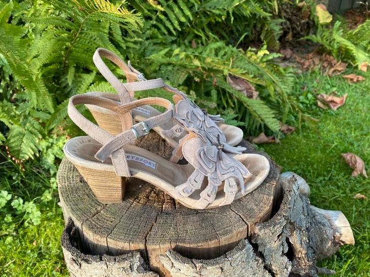 Beige leren nubbuck sandalen, mt 38, Kleding | Dames, Schoenen, Zo goed als nieuw, Sandalen of Muiltjes, Beige, Ophalen of Verzenden