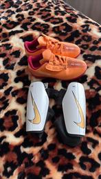 meisjes voetbalschoenen en  scheenbeschermers maat 27/28, Ophalen of Verzenden, Gebruikt, Schoenen