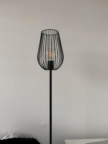 Vloerlamp beschikbaar voor biedingen