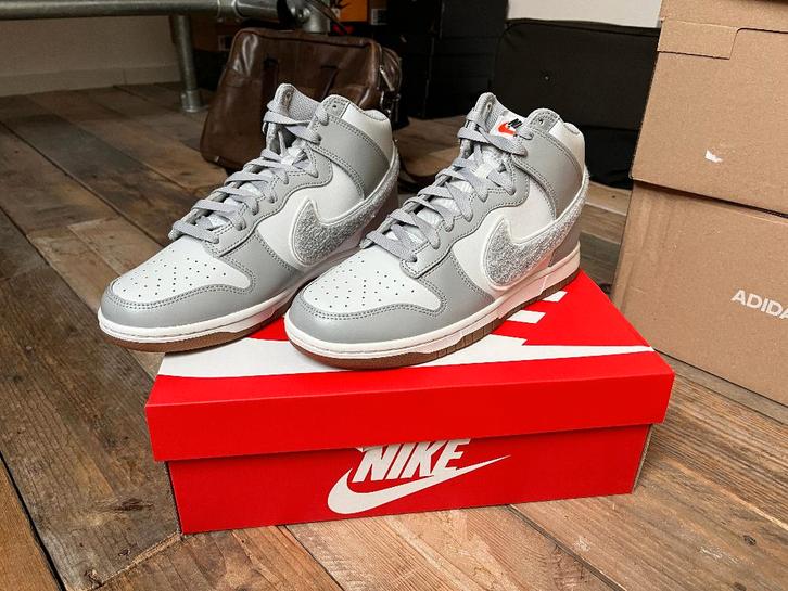 Nike Dunk High Light Smoke Grey Chenille Swoosh - 42, Kleding | Heren, Schoenen, Nieuw, Sneakers of Gympen, Overige kleuren, Ophalen of Verzenden
