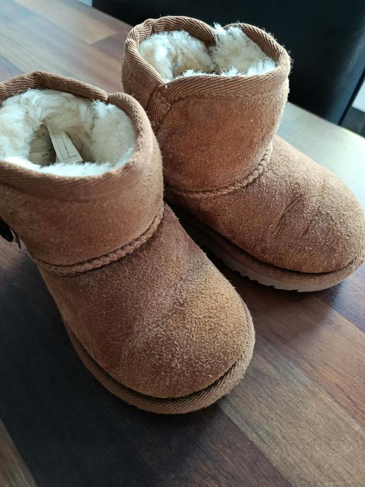 UGG Laarsjes Maat 22, Kinderen en Baby's, Kinderkleding | Schoenen en Sokken, Gebruikt, Laarzen, Meisje, Ophalen of Verzenden