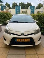 Toyota Yaris 1.5 Full Hybrid CVT 5DR 2014 Wit, Auto's, Toyota, 1497 cc, 74 pk, 4 cilinders, Wit