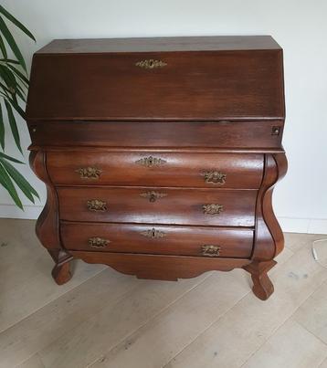 secretaire beschikbaar voor biedingen