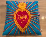 Kitsch Kitchen kussen Amor blauw roze geel nieuw 45x45, Ophalen of Verzenden, Nieuw, Roze, Vierkant