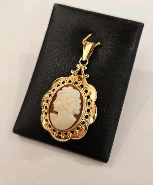 Vintage 14 karaats gouden Camee hanger geelgoud bewerkt, Sieraden, Tassen en Uiterlijk, Kettinghangers, Zo goed als nieuw, Goud