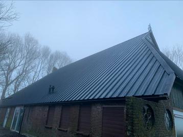 Dakdekker. Installatie van een nieuw dak, dakreparatie beschikbaar voor biedingen