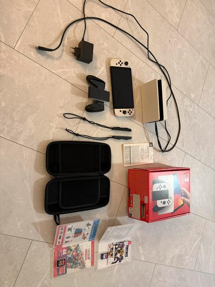 Nintendo Switch OLED + Games ZGAN, Spelcomputers en Games, Games | Nintendo Switch, Zo goed als nieuw, Racen en Vliegen, 3 spelers of meer