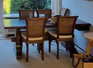 Eettafel met stoelen beschikbaar voor biedingen