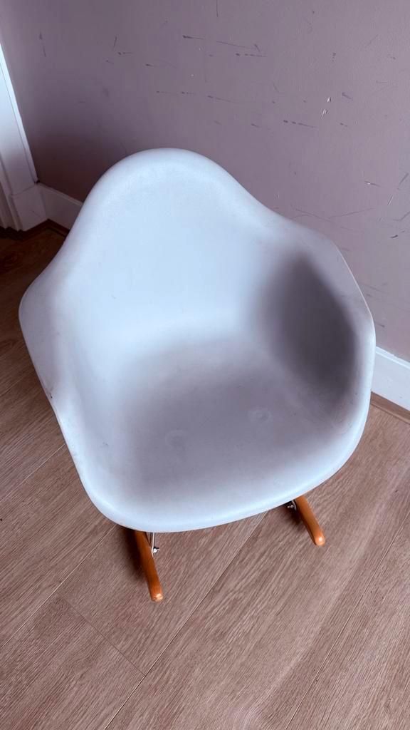 Leuke Kinder Schommelstoel, Huis en Inrichting, Stoelen, Gebruikt, Eén, Kunststof, Grijs, Ophalen