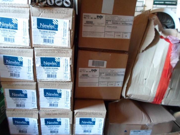 PARTIJ TL LAMPEN BUIZEN NIEUW = 0630188794 =, Boeken, Partijen en Verzamelingen, Gelezen, Verschillende onderwerpen, Ophalen