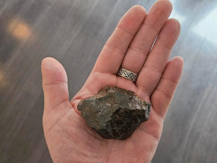 Chondrite Meteoriet 130 gram Gecertificeerd, Verzamelen, Mineralen en Fossielen, Overige typen, Ophalen of Verzenden