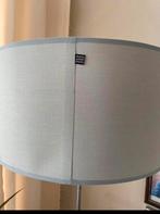 Lichtgrijze vloerlamp met grote kap, Ophalen of Verzenden, Zo goed als nieuw, Stof, 150 tot 200 cm