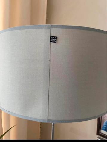 Lichtgrijze vloerlamp met grote kap beschikbaar voor biedingen