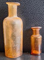 2 bruine druppel medicijn flesjes - Adv 430, Antiek en Kunst, Ophalen of Verzenden