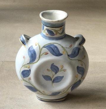 Blauwe Klaauw kruikje keramiek met floraal decor gemerkt beschikbaar voor biedingen