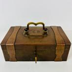Zware antieke kluisje kist C.J.B. hartgreep sleutel 1900, Ophalen of Verzenden, Zo goed als nieuw, Minder dan 50 cm