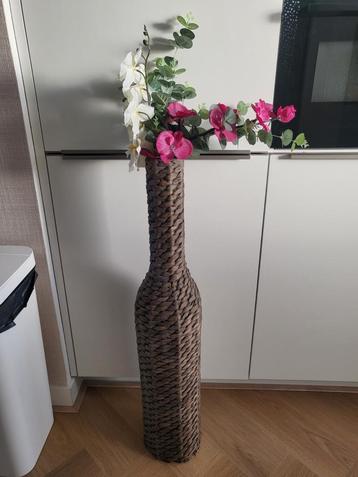 Hoge vaas met kunstbloemen  beschikbaar voor biedingen