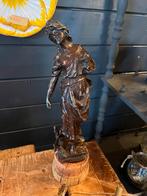 Brocante herderinnetje meg schaapje in arm beeldje, Antiek en Kunst, Curiosa en Brocante, Ophalen of Verzenden