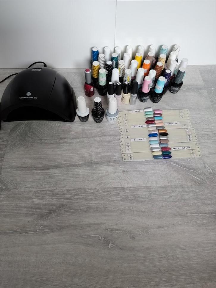 LED lamp en 40 gellak flesjes, Sieraden, Tassen en Uiterlijk, Uiterlijk | Cosmetica en Make-up, Gebruikt, Toebehoren, Handen en Nagels