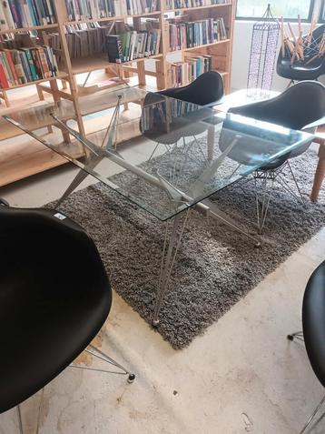 Vintage design tafel met glazen blad en metalen onderstel beschikbaar voor biedingen