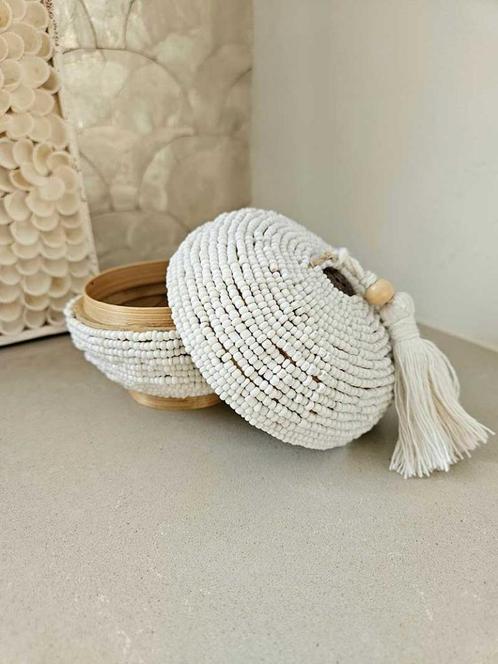 Bamboe doosje kralen wit uit Bali, Huis en Inrichting, Woonaccessoires | Schalen en Manden, Nieuw, Mand, Rond, Hout, Ophalen of Verzenden