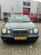 Zéér Nette Mercedes-Benz E280 1997 Aut Trekhaak Youngtimer, Auto's, Mercedes-Benz, Stof, 74 €/maand, Blauw, Bedrijf